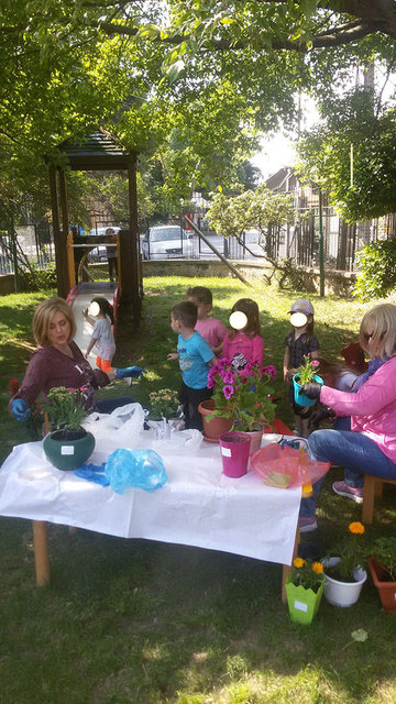 Μικροί κηπουροί στην αυλή του Α΄Παιδικού Σταθμού του Δήμου Νάουσας
